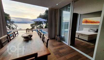 Casa à venda em Sambaqui com 635 m², 3 quartos, 1