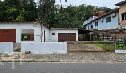 Casa à venda em Costeira do Pirajubaé com 132 m²,