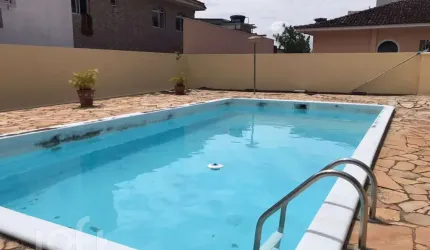 Casa à venda em Agronômica com 300 m², 6 quartos,