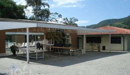 Casa à venda em Itacorubi com 600 m², 5 quartos, 2