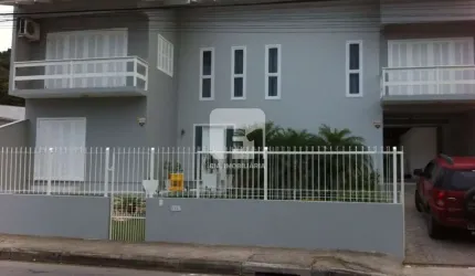 Casa á venda com 4 dormitórios no Rio Tavares