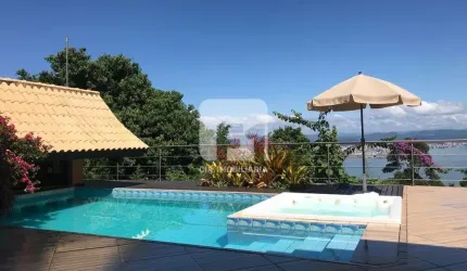 Casa com 4 dormitórios no Centro