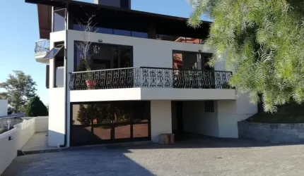 Casa comercial de 4 suítes no Centro