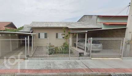 Casa à venda em Carianos com 190 m², 4 quartos