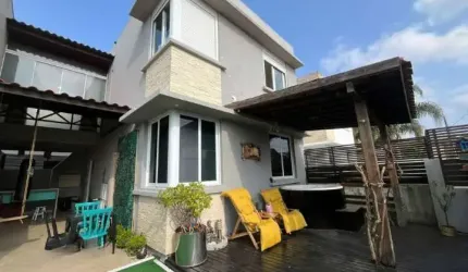 Casa de 3 dormitórios para locação no Campeche