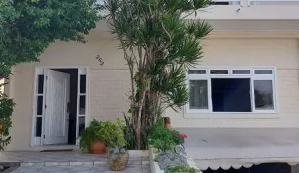 Casa de 4 dormitórios para locação em Coqueiros
