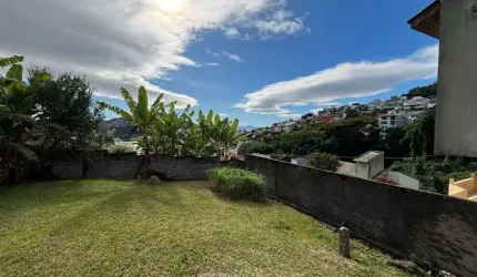 Terreno loteamento com casas de alto padrão 447m²