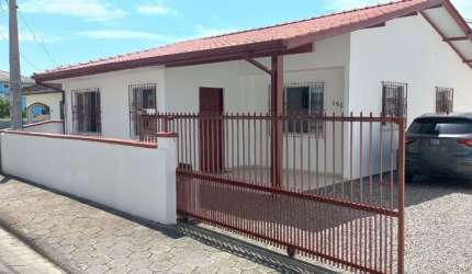 Casa de 3 dormitórios à venda na Barra do Aririú