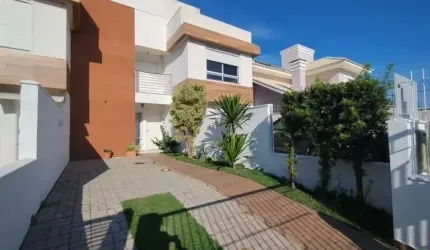Casa de 3 dormitórios para locação no Campeche