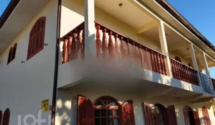 Casa à venda em Canasvieiras com 240 m², 7 quartos