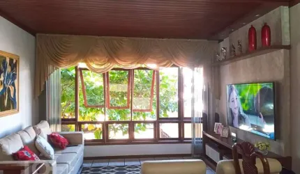 Casa à venda em Ingleses com 200 m², 6 quartos, 1