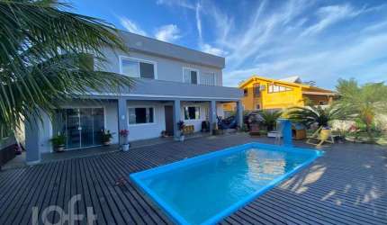 Casa à venda em Canasvieiras com 225 m², 5 quartos
