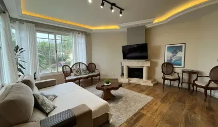 Casa de 4 dormitórios à venda no Cacupé