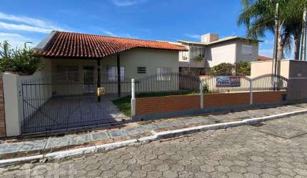 Casa à venda em Carianos com 120 m², 3 quartos, 1