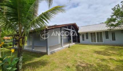 Casa sozinha no terreno, balneário Praia das Palmeiras em Itapoá-SC