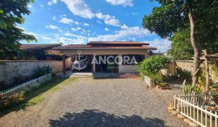 Casa bem localizada com 3 quartos, à venda no Balneário São José