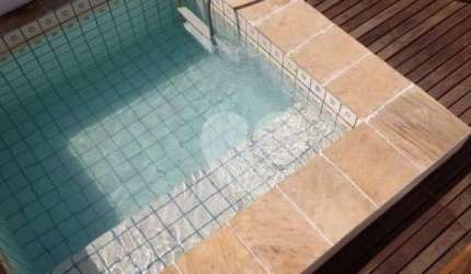 Cobertura duplex com piscina e vista parcial ao mar em Ipanema