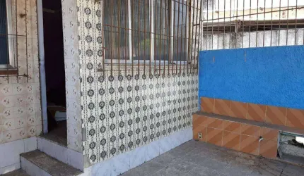 Casa com 02 quartos em Brás de Pina.