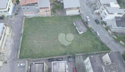 Terreno plano com área total 1.768m
