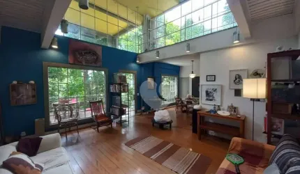 Linda Casa na Lagoa com projeto arquitetônico premiado pela IAB -RJ