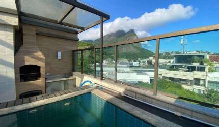 Jardim Oceânico - Cobertura Duplex reformada com mezanino com Churrasqueira, vista livre para a Pedra da Gávea com boa piscina. Barra da Tijuca/RJ.