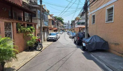 Vendo Casa de Vila Duplex em Benfica 4 dormitórios Rua Ana Neri
