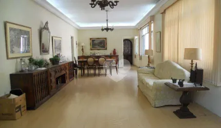 Apartamento com 4 quartos e 2 vagas cobertas.