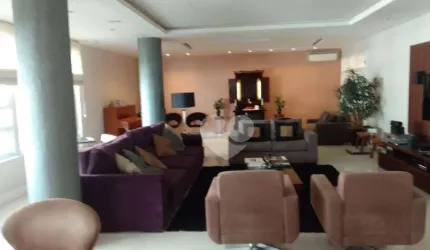 Mansão suspensa de 300 m² na quadra da praia