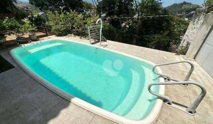 Casa colonial com piscina em condomínio na Taquara