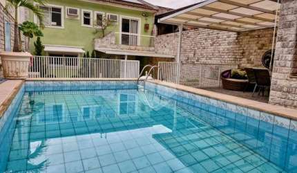 Casa 4 quartos com piscina em condomínio fechado à venda na Taquara, 331 m² por R$ 1.100.000