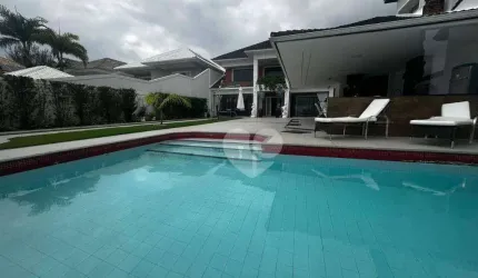 Casa com 4 suítes e lazer privativo em condomínio na Barra da Tijuca - Porteira fechada