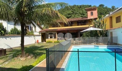 Casa com 4 quartos à venda, 409 m² por R$ 1.600.000