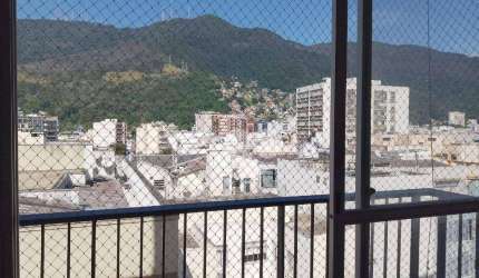 Lopes Enjoy vende- apartamento na Tijuca, 2 quartos sendo um suite, 1 vaga, dependência completa, 79m². valor 590.000,00.