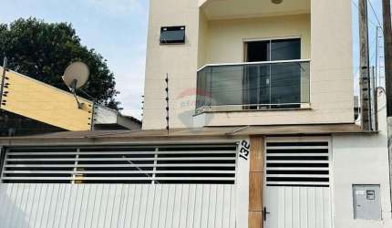 Charmoso Sobrado à Venda no Bairro Esmeralda