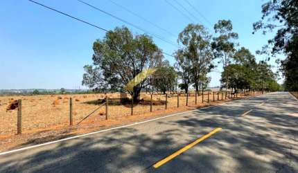 Área industrial à venda em Paulínia com 154.000 m², em frente a REPLAN, com acesso totalmente asfaltado e excelente topografia.