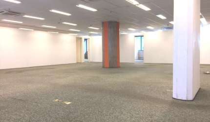 Sala para locação no Centro de Campinas, 416m², ar condicionado central, 4 banheiros, copa e 6 vagas de garagem.