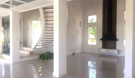 Casa à venda em condomínio em Valinhos, 4 suítes (closet), piscina e 2 garagens.