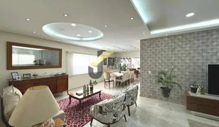 Casa à venda no Swiss Park com quartos (4 suítes, 2 com closet), espaço gourmet, piscina e 4 garagens