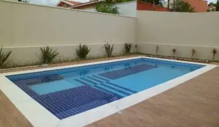 Casa à venda no Alphaville com 4 suítes, piscina, espaço gourmet e garagem para vários carros.