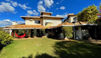 Casa em condomínio à venda em Sousas com 5 suítes (1 térrea), garagem para 9 carros (3 cobertas) e lazer comum de um verdadeiro clube.