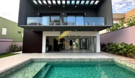 Casa à venda em condomínio na região do Alphaville com 4 suítes, lazer comum e garagem para vários carros.