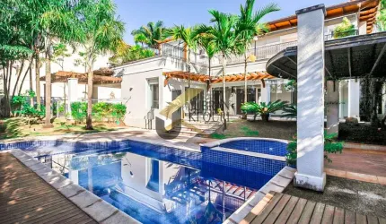 Casa de alto padrão à venda em condomínio na região do Gramado com 4 suítes, espaço gourmet e lazer completo