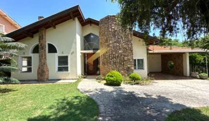 Casa térrea à venda em condomínio de alto padrão - Alphaville Campinas. Com suítes, piscina, espaço gourmet e garagem para vários carros
