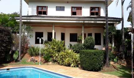 Casa `venda em condomínio, perfeita para quem busca conforto, segurança e tranquilidade. Com 4 quartos, 3 suítes, 3 salas espaçosas,