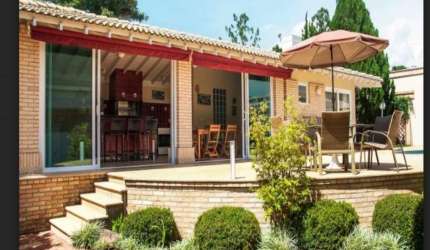 Casa  em condominio espaçosa e aconchegante conta com 4 suites amplos, perfeitos para acomodar toda a família de forma confortável e privativa.