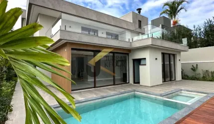 Casa à venda no Alphaville Campinas, com 4 suítes (1 máster), lazer comum e garagem para vários carros.