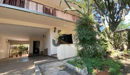 Casa à venda no Jardim Chapadão, com 3 quartos (1 suíte) e garagem para vários carros.