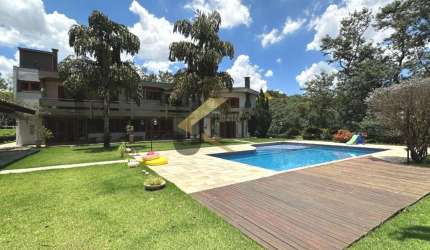 Casa em condomínio à venda no Gramado - Campinas, com 5 suítes, lazer privativo e garagem para vários carros.