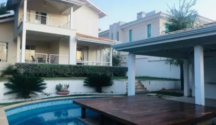 Casa no Alphaville Campinas para locação, com 4 suítes (1 suíte - máster com closet), piscina, espaço gourmet e 4 garagens.