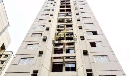 Apartamento à venda no centro, 2 dormitórios, reformado. Andar alto, Living para 2 ambientes, cozinha e quartos com armários novos.